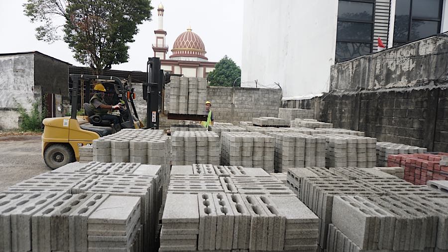 Setiap 1 meter persegi paving blok mengandung sekitar 30 persen plastik atau setara 2,5 kilogram sampah plastik (Bloomberg Technoz/Andrean Kristianto)