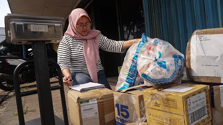 Setiap hari, fasilitas tersebut menerima kiriman sampah plastik yang dikirim oleh warga. (Bloomberg Technoz/Andrean Kristianto)