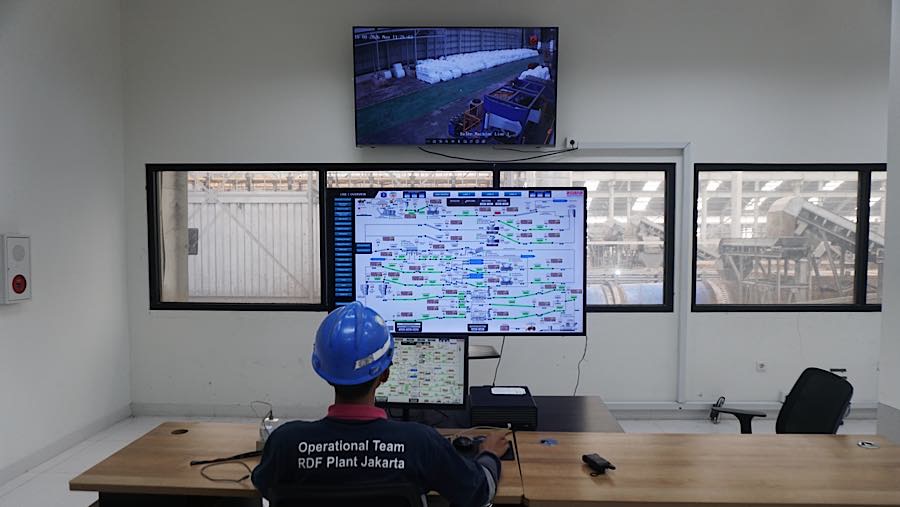 Pekerja beraktivitas di fasilitas pengolahan sampah Refuse Derived Fuel (RDF) Rorotan, Jakarta Utara, Senin (10/8/2026). (Bloomberg Technoz/Andrean K)