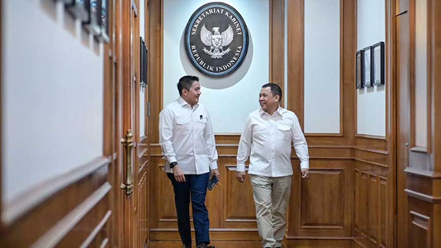 Setkab Teddy Indra Wijaya menerima kedatangan pengusaha nasional Andi Syamsuddin Arsyad, di Kantor Sekretariat Kabinet (9/8/2026). (Dok. Setkab)