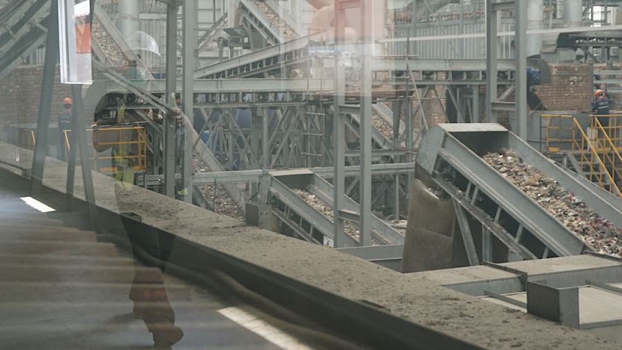 Pekerja beraktivitas di fasilitas pengolahan sampah Refuse Derived Fuel (RDF) Rorotan, Jakarta Utara, Senin (10/8/2026). (Bloomberg Technoz/Andrean K)