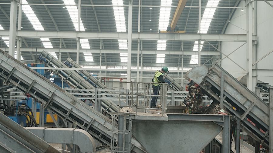 Pekerja beraktivitas di fasilitas pengolahan sampah Refuse Derived Fuel (RDF) Rorotan, Jakarta Utara, Senin (10/8/2026). (Bloomberg Technoz/Andrean K)