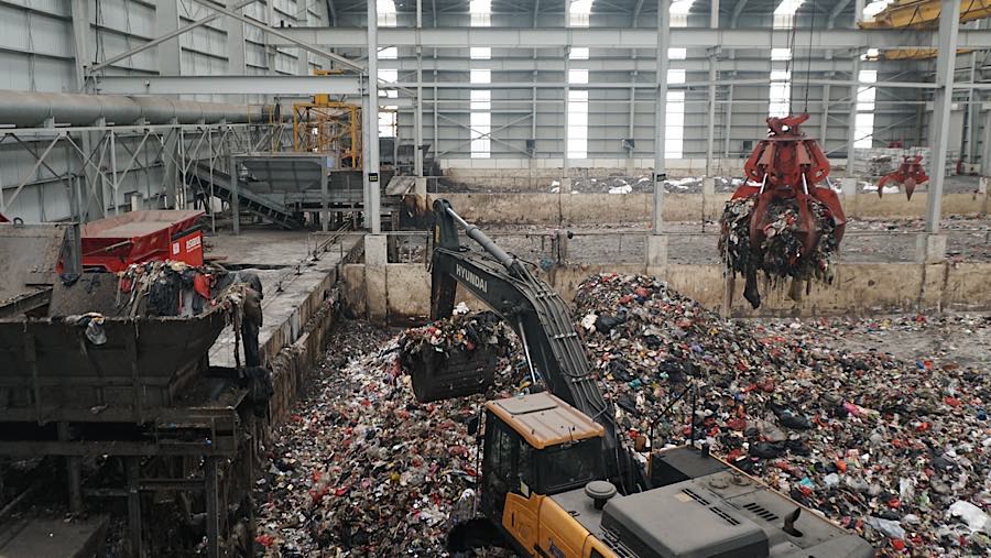 Pekerja beraktivitas di fasilitas pengolahan sampah Refuse Derived Fuel (RDF) Rorotan, Jakarta Utara, Senin (10/8/2026). (Bloomberg Technoz/Andrean K)