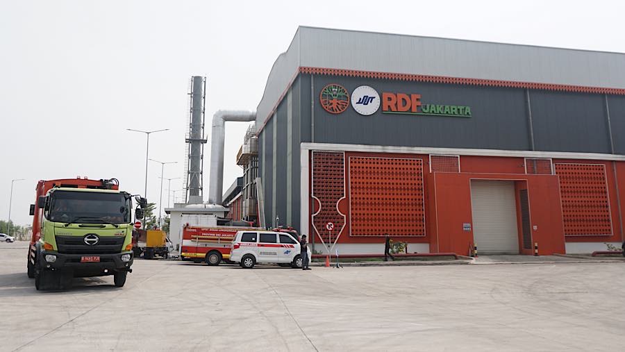 Pekerja beraktivitas di fasilitas pengolahan sampah Refuse Derived Fuel (RDF) Rorotan, Jakarta Utara, Senin (10/8/2026). (Bloomberg Technoz/Andrean K)