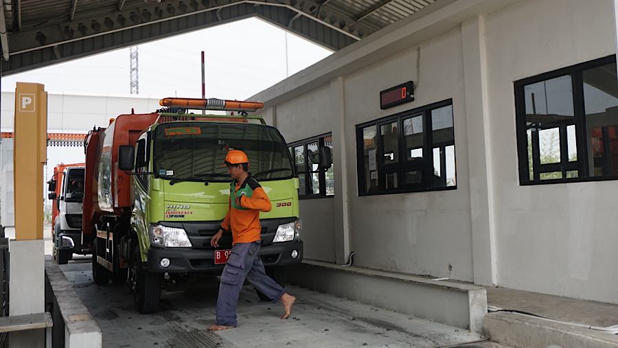 Pekerja beraktivitas di fasilitas pengolahan sampah Refuse Derived Fuel (RDF) Rorotan, Jakarta Utara, Senin (10/8/2026). (Bloomberg Technoz/Andrean K)