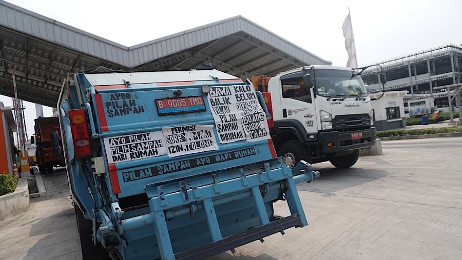Pekerja beraktivitas di fasilitas pengolahan sampah Refuse Derived Fuel (RDF) Rorotan, Jakarta Utara, Senin (10/8/2026). (Bloomberg Technoz/Andrean K)