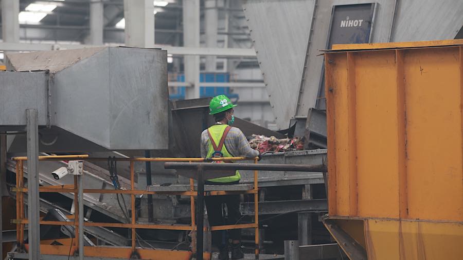 Pekerja beraktivitas di fasilitas pengolahan sampah Refuse Derived Fuel (RDF) Rorotan, Jakarta Utara, Senin (10/8/2026). (Bloomberg Technoz/Andrean K)