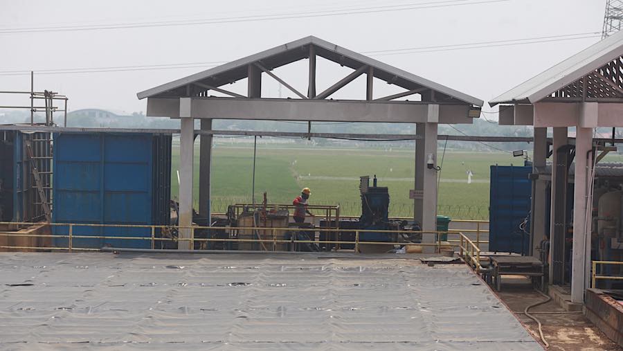 Pekerja beraktivitas di fasilitas pengolahan sampah Refuse Derived Fuel (RDF) Rorotan, Jakarta Utara, Senin (10/8/2026). (Bloomberg Technoz/Andrean K)
