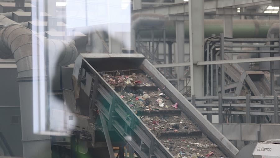Pekerja beraktivitas di fasilitas pengolahan sampah Refuse Derived Fuel (RDF) Rorotan, Jakarta Utara, Senin (10/8/2026). (Bloomberg Technoz/Andrean K)