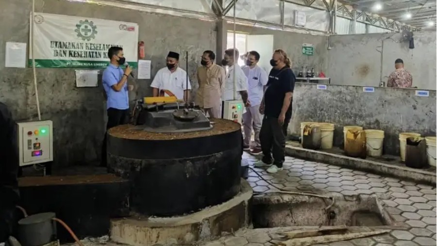 Peninjauan proses produksi PETASOL di Bank Sampah Banjarnegara./dok. BRIN