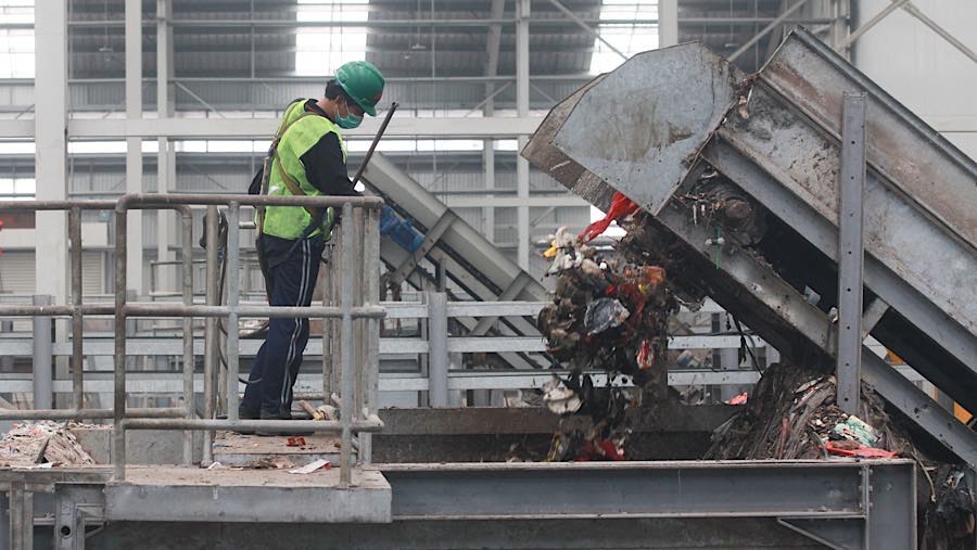 Pekerja beraktivitas di fasilitas pengolahan sampah Refuse Derived Fuel (RDF) Rorotan, Jakarta Utara, Senin (10/8/2026). (Bloomberg Technoz/Andrean Kr