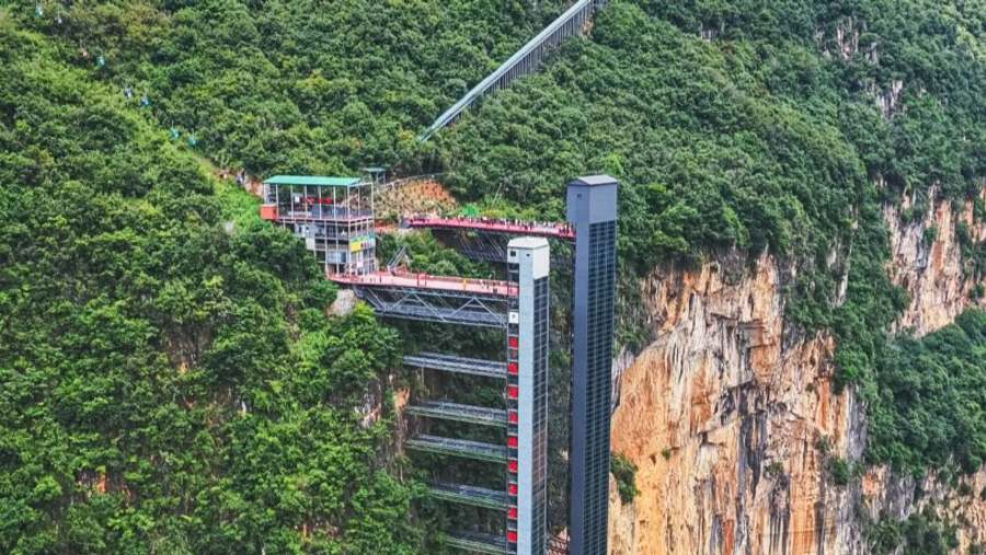Lift Tebing Setinggi 288 Meter Mulai Aktif di Nizhuhe Village, China. dok: Xinhua