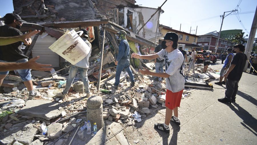 Sejumlah orang bekerja di tengah puing-puing bangunan yang runtuh akibat gempa di Kolombia. (Fotografer: Gabriel Aponte/Getty Images via Bloomberg)