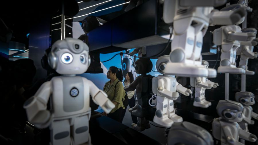 Robot robot karya UBTech Robotics Corp. dipamerkan di Shenzhen, China. Qilai Shen/Bloomberg