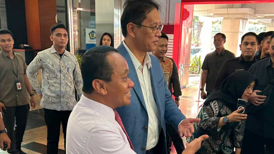 Menteri ESDM Bahlil Lahadalia dan Menteri Keuangan Purbaya Yudhi Sadewa di kantor Kemenkeu, Selasa (11/8/2026). (Bloomberg Technoz/Azura Yumna)