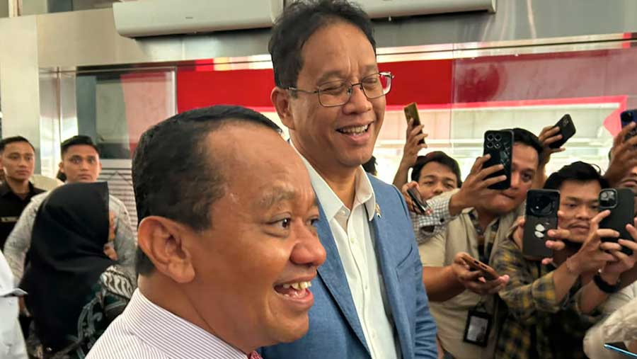 Menteri ESDM Bahlil Lahadalia dan Menteri Keuangan Purbaya Yudhi Sadewa di kantor Kemenkeu, Selasa (11/8/2026). (Bloomberg Technoz/Azura Yumna)