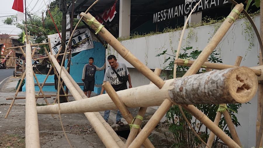 Calon pembeli melinat batang pohon pinang di kawasan Manggarai, Jakarta, Selasa (11/8/2026). (Bloomberg Technoz/Andrean Kristianto)