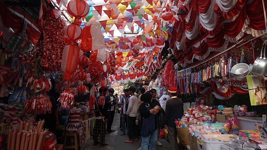 Calon pembeli melihat pernak-pernik kemerdekaan di Pasar Jatinegara, Jakarta, Selasa (11/8/2026). (Bloomberg Technoz/Andrean Kristianto)