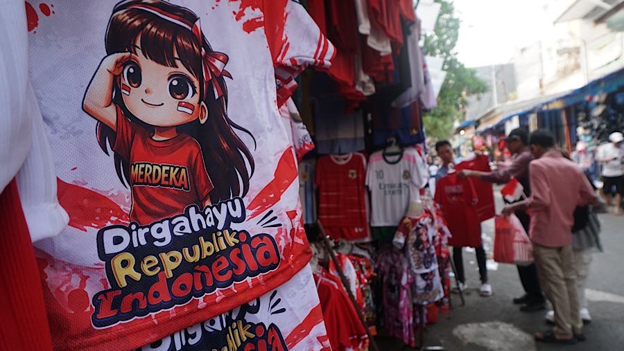 Calon pembeli melihat baju kemerdekaan di Pasar Jatinegara, Jakarta, Selasa (11/8/2026). (Bloomberg Technoz/Andrean Kristianto)