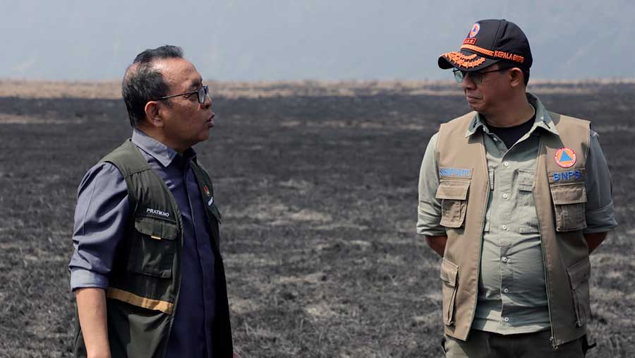 Menko PMK Pratikno dan Kepala BNPB Suharyanto di Gunung Bromo. (Dok. BNPB)