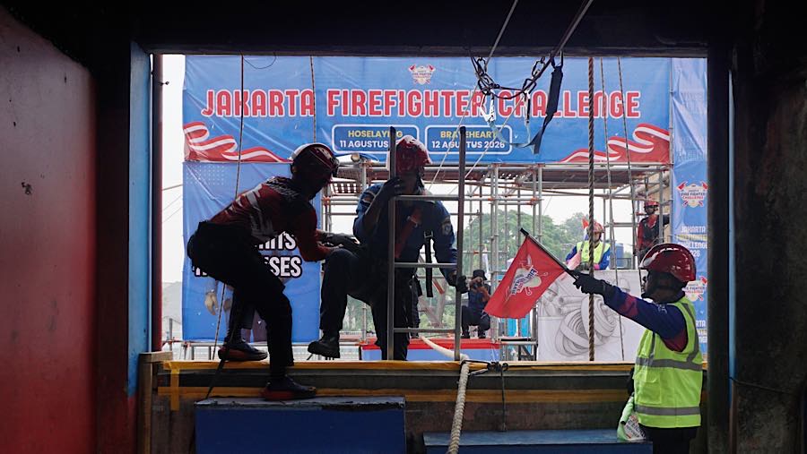 Para petugas Gulkarmat dari lima wilayah kota administrasi Jakarta tengah beradu dalam kompetisi yang menguji kecepatan, keterampilan, dan ketepatan.