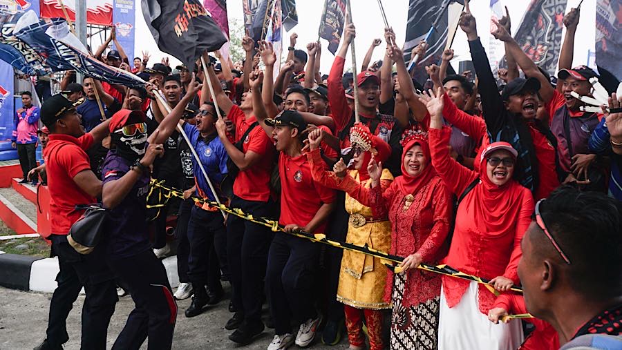 Ketika satu peserta akhirnya menuntaskan tantangan, sorak-sorai kembali pecah dari sisi arena. (Bloomberg Technoz/Andrean Kristianto)