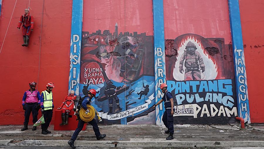Petugas Gulkarmat mengikuti Jakarta Firefighter Challenge 2026 di Pusdiklat Gulkarmat, Jakarta, Rabu (12/8/2026). (Bloomberg Technoz/Andrean K)