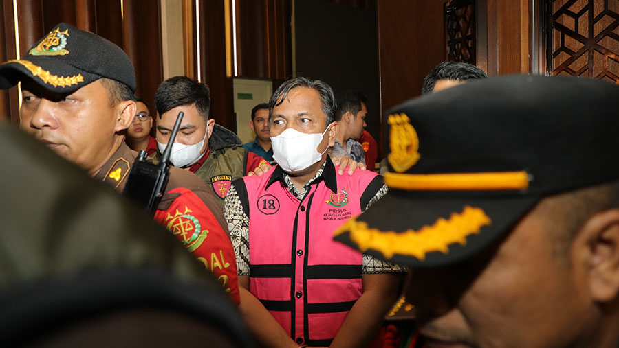 Dua Tersangka Korupsi Transfer Pricing PT Toba Pulp Lestari. (Dok Kejaksaan Agung)