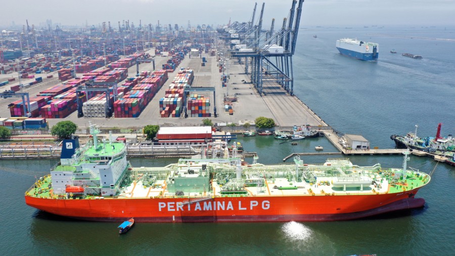 Kapal tanker PT Pertamina Gas Widuri liquefied petroleum gas (LPG) di pelabuhan Tanjung Priok di Jakarta./Bloomberg-Dimas Ardian