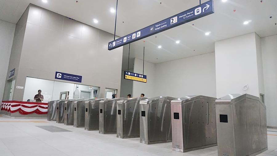 Suasana aktivitas di Stasiun LRT Jakarta Manggarai, Kamis (13/8/2026). (Bloomberg Technoz/Andrean Kristianto)