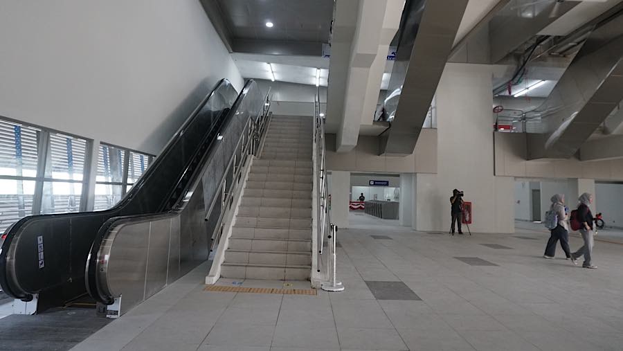 Suasana aktivitas di Stasiun LRT Jakarta Manggarai, Kamis (13/8/2026). (Bloomberg Technoz/Andrean Kristianto)
