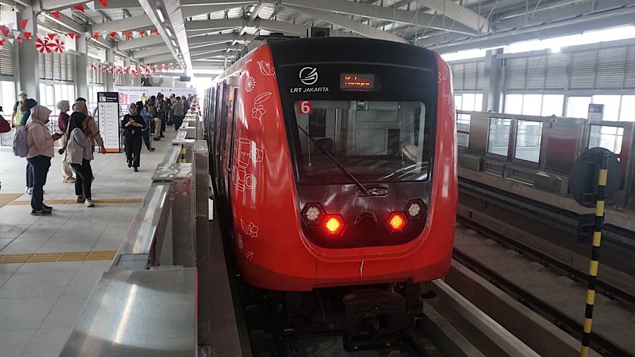 Kereta LRT Jakarta berhenti di peron keberangkatan di Stasiun LRT Jakarta Manggarai, Kamis (13/8/2026). (Bloomberg Technoz/Andrean Kristianto)