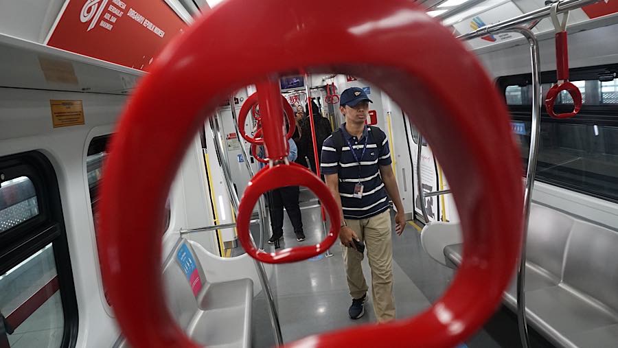 Jurnalis menaiki kereta LRT Jakarta saat uji coba di Stasiun LRT Jakarta Manggarai, Kamis (13/8/2026). (Bloomberg Technoz/Andrean Kristianto)