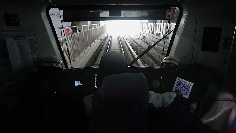 Masinis bersiap mengoperasikan kereta LRT Jakarta saat uji coba di Stasiun LRT Jakarta Manggarai, Kamis (13/8/2026). (Bloomberg Technoz/Andrean K)
