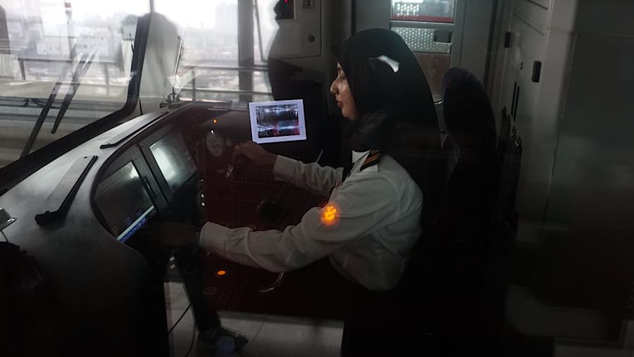 Masinis bersiap mengoperasikan kereta LRT Jakarta saat uji coba di Stasiun LRT Jakarta Manggarai, Kamis (13/8/2026). (Bloomberg Technoz/Andrean K)