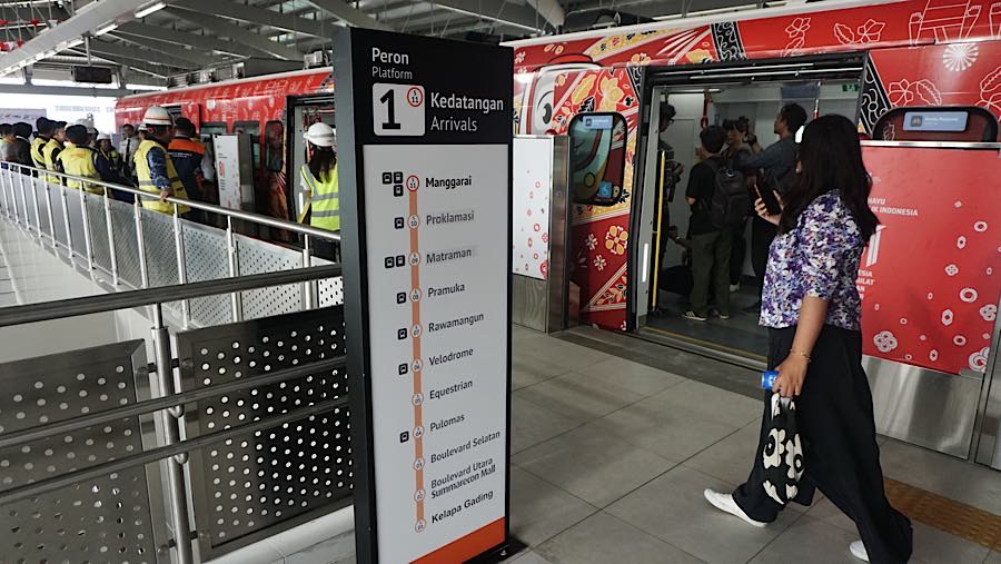 Kereta LRT Jakarta berhenti di peron keberangkatan di Stasiun LRT Jakarta Manggarai, Kamis (13/8/2026). (Bloomberg Technoz/Andrean Kristianto)