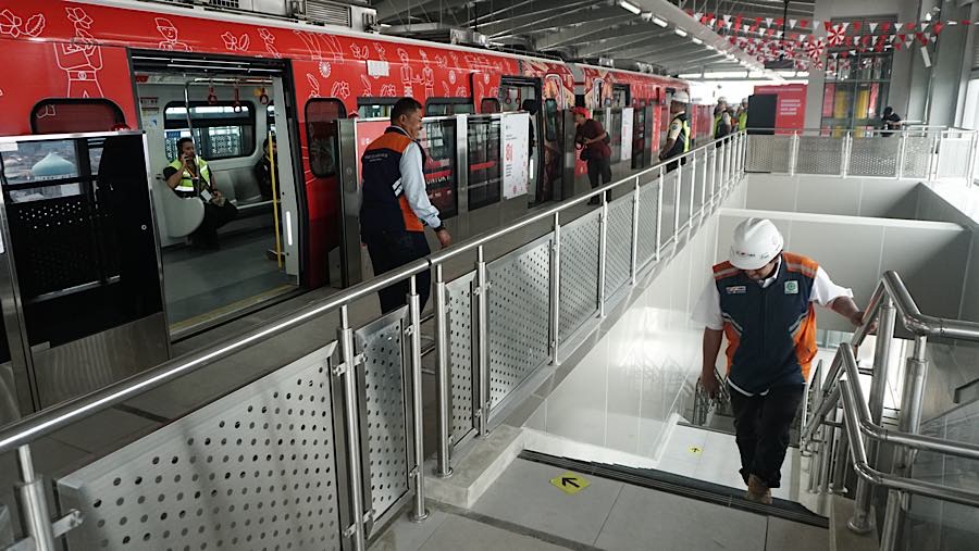 Kereta LRT Jakarta berhenti di peron keberangkatan di Stasiun LRT Jakarta Manggarai, Kamis (13/8/2026). (Bloomberg Technoz/Andrean Kristianto)