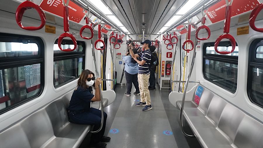 Jurnalis berada di dalam kereta LRT Jakarta saat uji coba di Stasiun LRT Jakarta Manggarai, Kamis (13/8/2026). (Bloomberg Technoz/Andrean Kristianto)