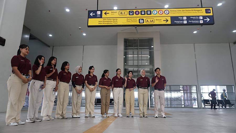 Karyawan mendengarkam pengarahan di Stasiun LRT Jakarta Manggarai, Kamis (13/8/2026). (Bloomberg Technoz/Andrean Kristianto)