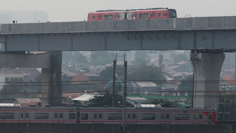Kereta LRT Jakarta melintasi di dekat Stasiun LRT Jakarta Manggarai, Kamis (13/8/2026). (Bloomberg Technoz/Andrean Kristianto)