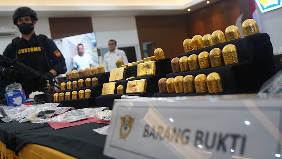 Petugas Bea Cukai yang menemukan pembawaan emas dalam tas handcarry oleh seorang penumpang WNA China di Terminal 3 Keberangkatan.