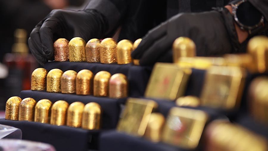 Barang bukti emas hasil penggagalan ekspor emas ditunjukkan dalam konfrensi pers di Bea Cukai Soetta, Kamis (13/8/2026). (Bloomberg Technoz/Andrean K)
