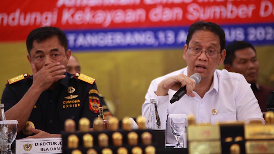 Dirjen Bea Cukai, Djaka Budhi dan Menkeu Purbaya Yudhi Sadewa saat konfrensi pers di Bea Cukai Soetta, Kamis (13/8/2026). (Bloomberg Technoz/Andrean)