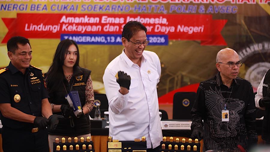 Secara keseluruhan, petugas menangkap tujuh penumpang dengan 41 keping emas seberat total 17,436 kilogram dan perkiraan nilai pasar Rp46 miliar.