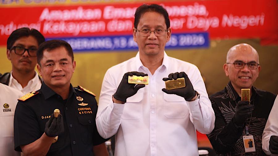 Dirjen Bea Cukai, Djaka Budhi dan Menkeu Purbaya Yudhi Sadewa saat konfrensi pers di Bea Cukai Soetta, Kamis (13/8/2026). (Bloomberg Technoz/Andrean)