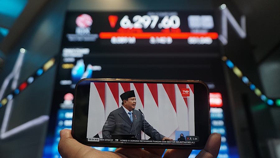 Karyawan di depan layar pergerakan harga saham (IHSG) di Bursa Efek Indonesia (BEI), Jumat (14/8/2026). (Bloomberg Technoz/Andrean Kristianto)