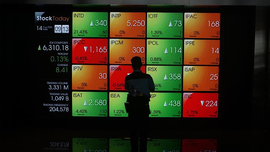 Karyawan di depan layar pergerakan harga saham (IHSG) di Bursa Efek Indonesia (BEI), Jumat (14/8/2026). (Bloomberg Technoz/Andrean Kristianto)