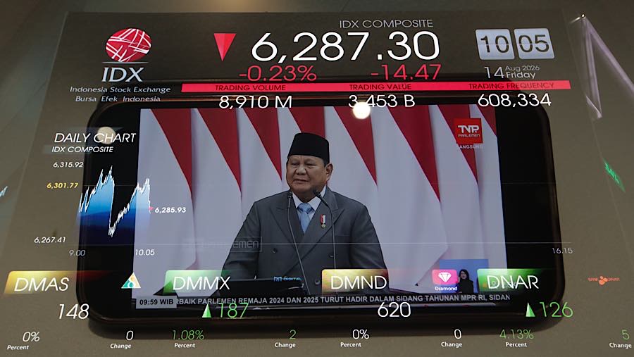 Karyawan di depan layar pergerakan harga saham (IHSG) di Bursa Efek Indonesia (BEI), Jumat (14/8/2026). (Bloomberg Technoz/Andrean Kristianto)