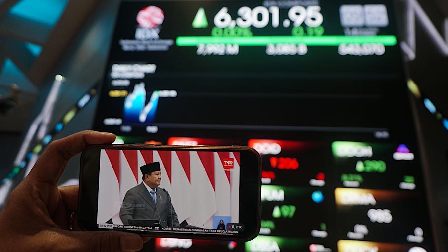 Karyawan di depan layar pergerakan harga saham (IHSG) di Bursa Efek Indonesia (BEI), Jumat (14/8/2026). (Bloomberg Technoz/Andrean Kristianto)