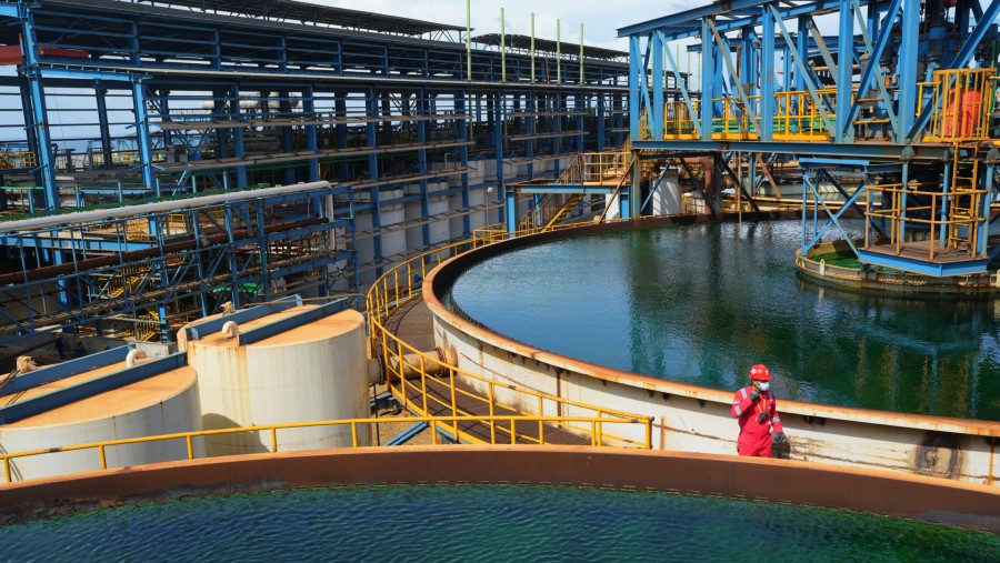 Endapan hidroksida campuran (MHP) yang tersuspensi dalam air di fasilitas pengolahan nikel yang dioperasikan Harita Nickel di Pulau Obi./Bloomberg